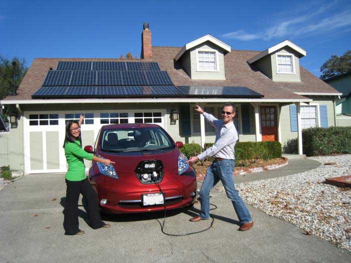 Nissan Leaf napelemes töltéssel a tetőről